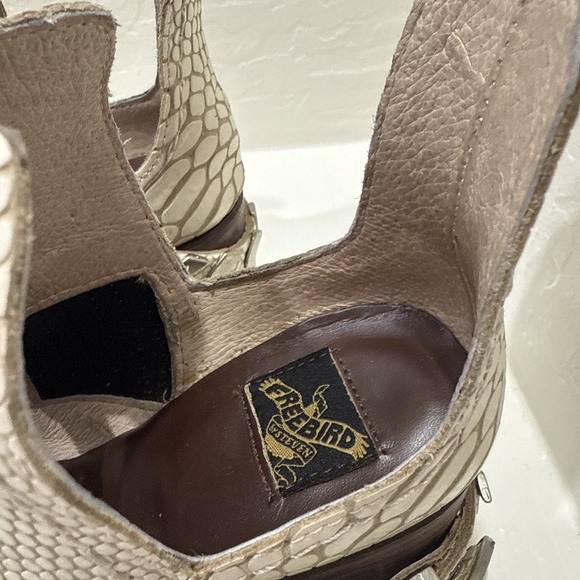 FreeBird Blade Distressed Ivory Snake Leather Buckle Ankle Boots Womens Size 6 - Picture 3 of 11